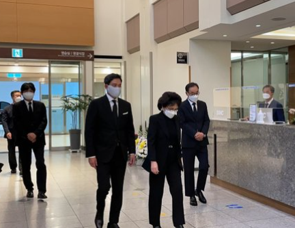 李秉喆女儿李明熙及外孙郑溶镇(即死者的姑妈和表弟):韩国各大财阀