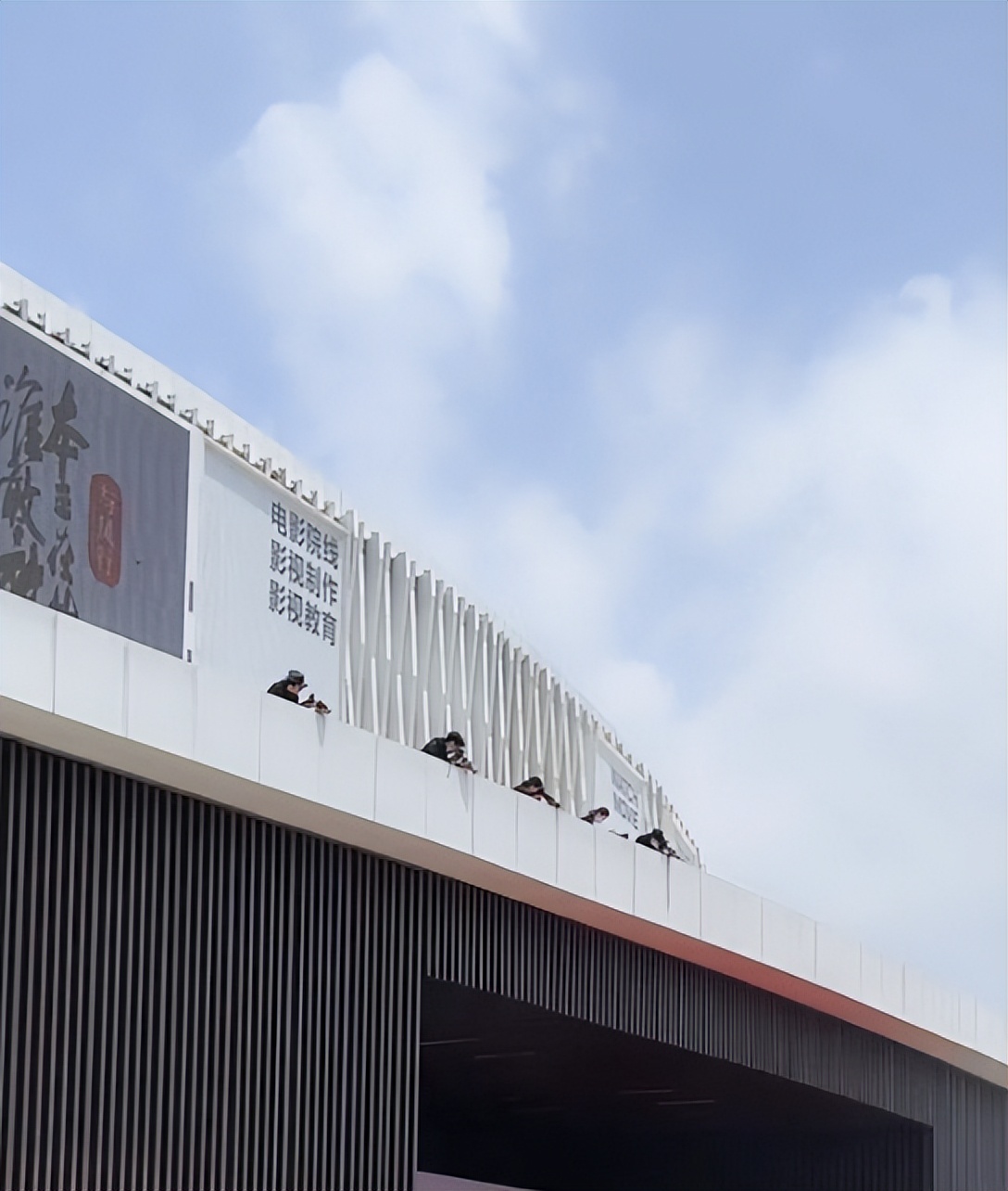 赵丽颖片场被代拍吓到！偷拍者扛相机爬树上，屋顶上趴一排太危险休闲区蓝鸢梦想 - Www.slyday.coM