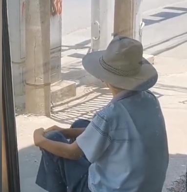 河南一老人，独坐7小时等快递，原来是孙女给买的西瓜和粽子休闲区蓝鸢梦想 - Www.slyday.coM