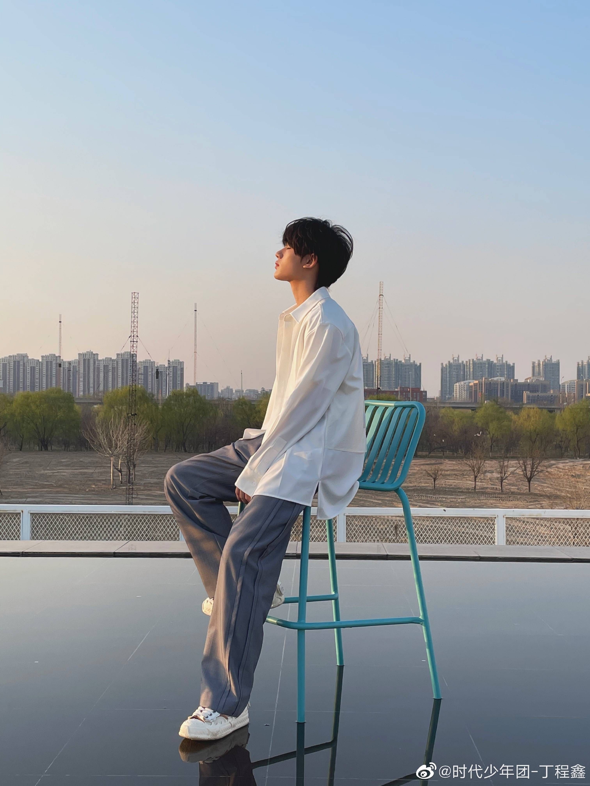 丁程鑫晒你要快乐mv花絮照朝气满满的阳光帅气大男孩