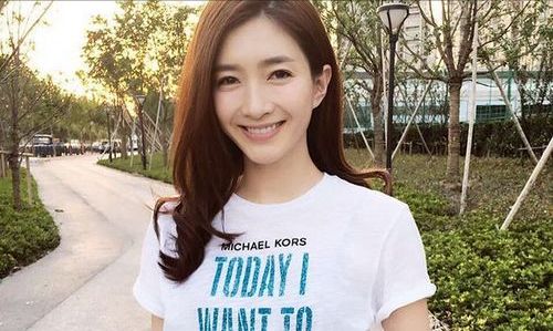 江疏影晒海边照，穿抹胸上衣配短裤，把草地当T台走出“超模范”休闲区蓝鸢梦想 - Www.slyday.coM