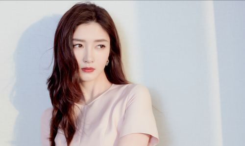 江疏影晒海边照，穿抹胸上衣配短裤，把草地当T台走出“超模范”休闲区蓝鸢梦想 - Www.slyday.coM