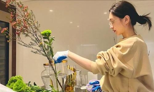 江疏影晒海边照，穿抹胸上衣配短裤，把草地当T台走出“超模范”休闲区蓝鸢梦想 - Www.slyday.coM