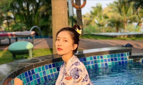 江疏影晒海边照，穿抹胸上衣配短裤，把草地当T台走出“超模范”休闲区蓝鸢梦想 - Www.slyday.coM