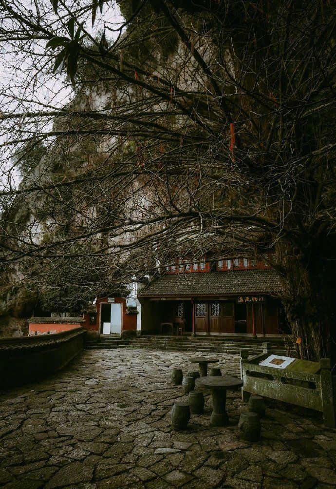 偶尋古寺坐,便有清風生. 老僧作茗供,笑下孤舟輕|老僧|孤舟|古寺_新浪