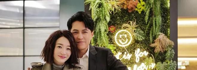 46岁李小冉抱不动靳东,反被靳东公主抱了6次,双方调侃有看点休闲区蓝鸢梦想 - Www.slyday.coM