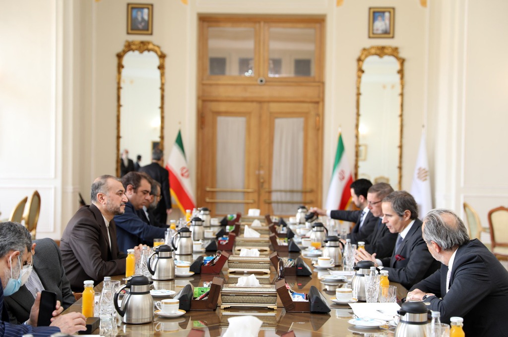 　　3月5日，伊朗外长阿卜杜拉希扬（左三）在德黑兰会见国际原子能机构总干事格罗西（右二）。新华社发（伊朗外交部供图）