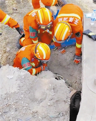 消防员接力徒手刨土救人
