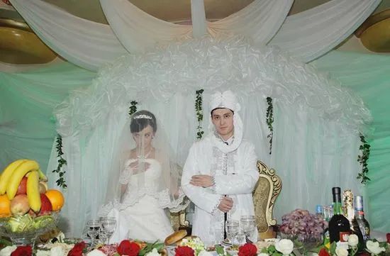 婚礼现场玩游戏，新郎输掉后忽然暴怒，当众殴打新娘…这??!休闲区蓝鸢梦想 - Www.slyday.coM