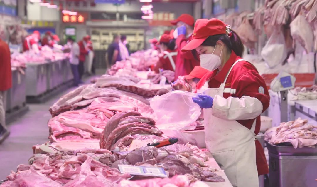 肉类批发商户在摊位上工作。李欣摄(新华社)