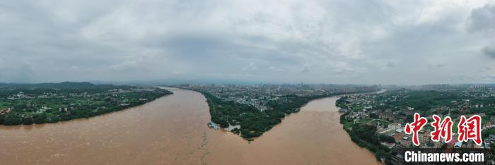 图为航拍赣江支流章江,贡江在赣州城外汇合处全景图,只见水位高涨,江