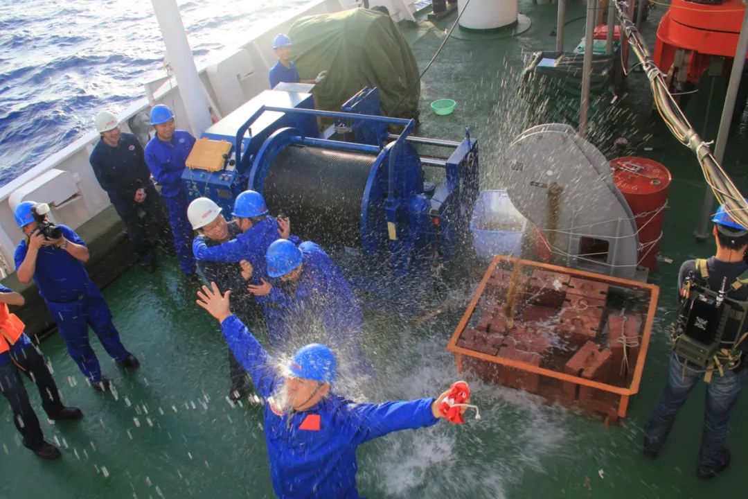 现在，全世界40多人去过深海一万米，其中27位是中国人休闲区蓝鸢梦想 - Www.slyday.coM