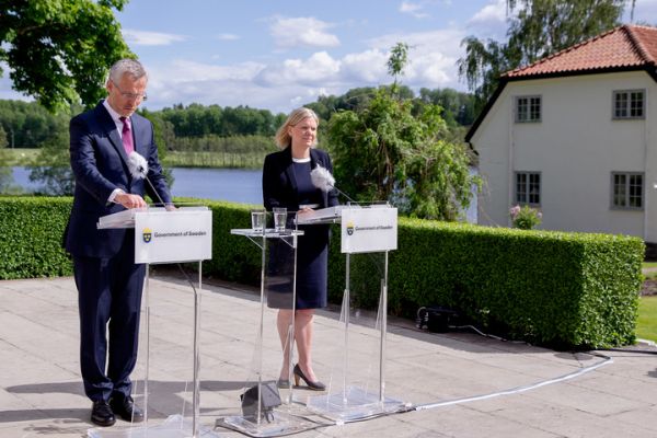6月13日，瑞典首相安德松（右）与到访的北约秘书长斯托尔滕贝格在瑞典首都斯德哥尔摩出席新闻发布会。（新华社发）