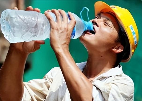 夏天多喝水害肾还是护肾实话实说保护肾脏远离这4种喝水方式