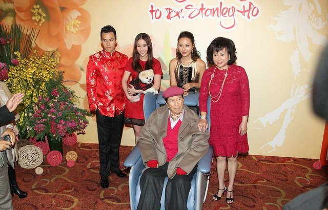 著名电影取景地"珍宝海鲜舫"告别香港,被领航船拖走画面曝光