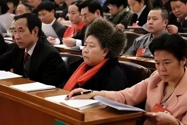 陶华碧:两个儿子,一个建烂尾楼,一个砸了"老干妈"招牌|陶华碧_新浪