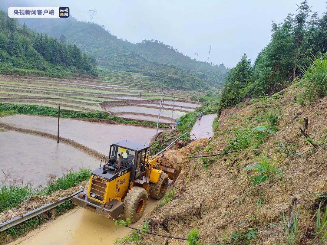 在受灾较重的龙南临塘镇塘口村,赣州市应急管理局紧急前置26人的应急