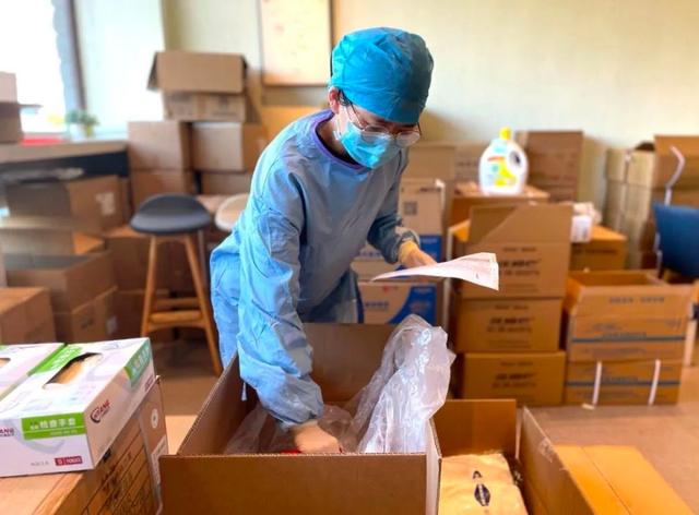 工作人员在处理隔离点物资。新华社 图