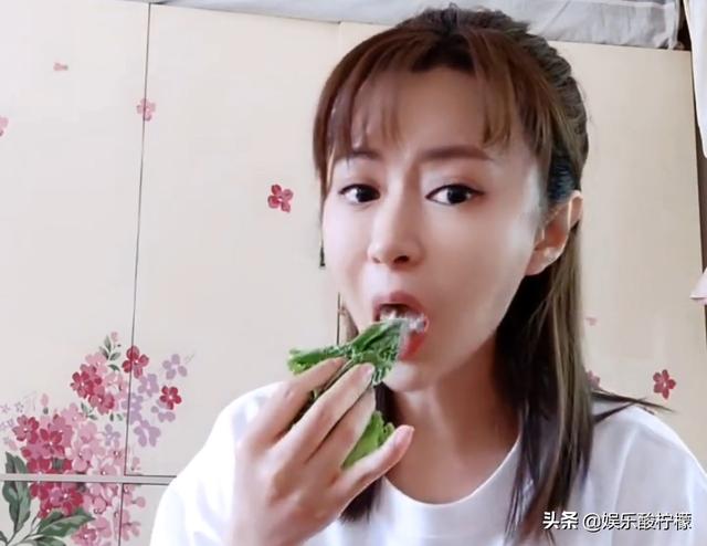 另外,在6月13日当天,演员姜洋洋(饰演严冬冬)还晒出了剧组的伙食,桌上