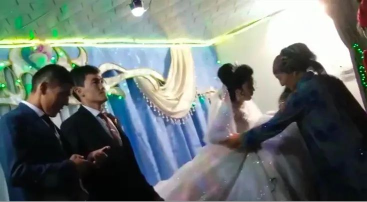 婚礼现场玩游戏，新郎输掉后忽然暴怒，当众殴打新娘…这??!休闲区蓝鸢梦想 - Www.slyday.coM