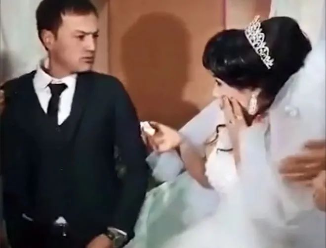 乌兹别克斯坦新郎婚礼现场怒捶新娘，真相太气人！休闲区蓝鸢梦想 - Www.slyday.coM