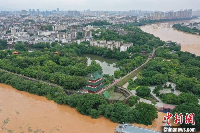 图为航拍赣江支流贡江水位高涨,江水泛黄浑浊,赣州宋代古城墙外的低洼