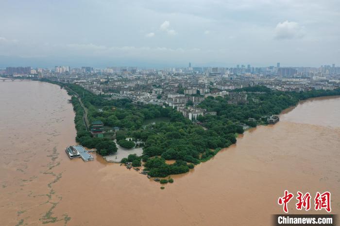 航拍赣江上游赣州段水位超警赣江2022年第1号洪水形成