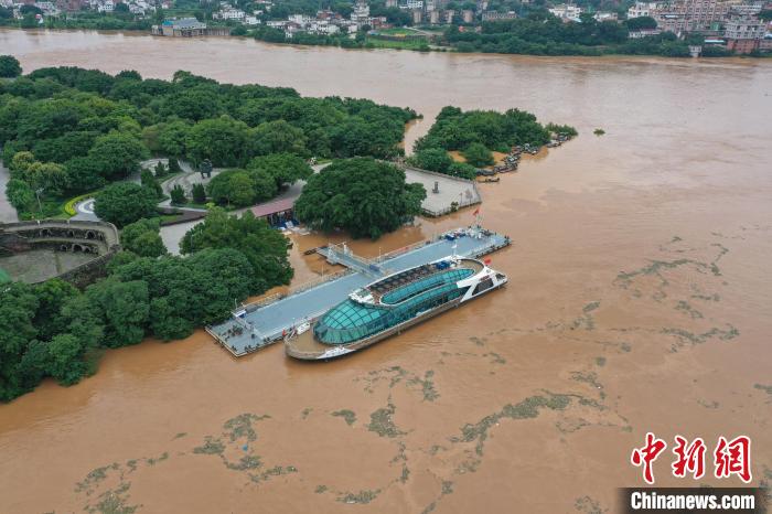 航拍赣江上游赣州段水位超警赣江2022年第1号洪水形成