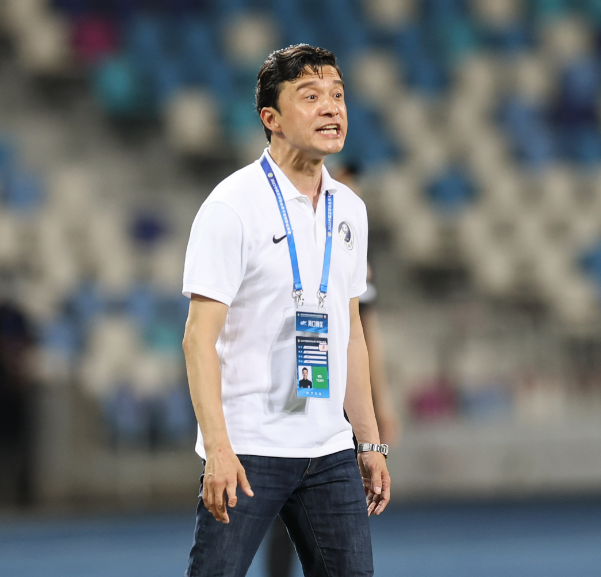 在与长春亚泰的比赛中,大连人主教练谢晖在场边指挥.