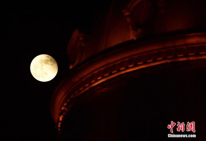资料图：在福建省福州市拍摄的“超级月亮 月全食” 天文景象（生光至复圆阶段）。 中新社记者 张斌 摄
