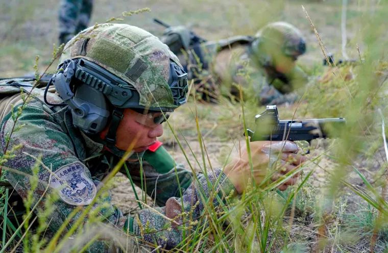 嘎子要花8亿拍战争片，自称一套单兵装备80万人民币？看完我绷不住了休闲区蓝鸢梦想 - Www.slyday.coM