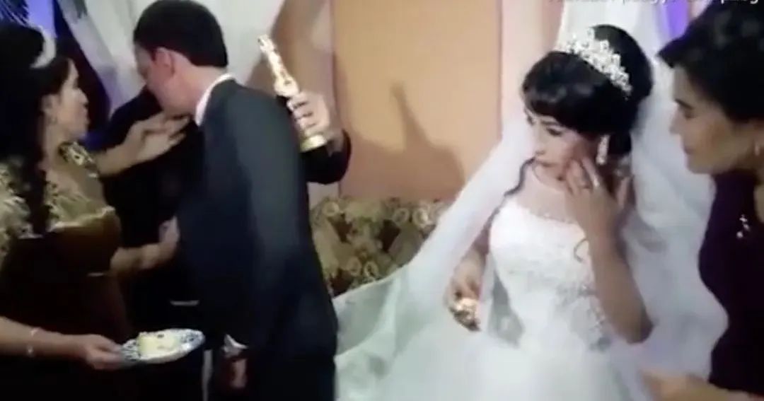 婚礼现场玩游戏，新郎输掉后忽然暴怒，当众殴打新娘…这??!休闲区蓝鸢梦想 - Www.slyday.coM