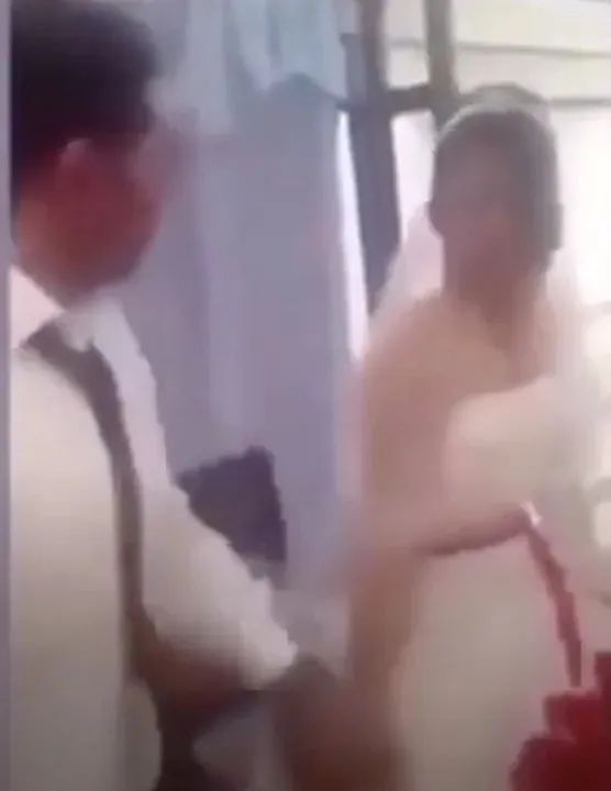 婚礼现场玩游戏，新郎输掉后忽然暴怒，当众殴打新娘…这??!休闲区蓝鸢梦想 - Www.slyday.coM