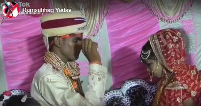 婚礼现场玩游戏，新郎输掉后忽然暴怒，当众殴打新娘…这??!休闲区蓝鸢梦想 - Www.slyday.coM