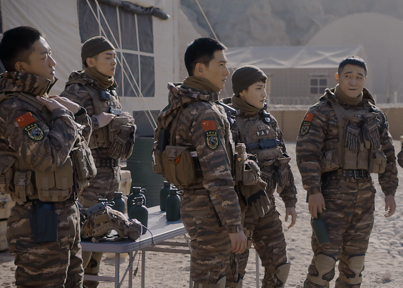 嘎子要花8亿拍战争片，自称一套单兵装备80万人民币？看完我绷不住了休闲区蓝鸢梦想 - Www.slyday.coM