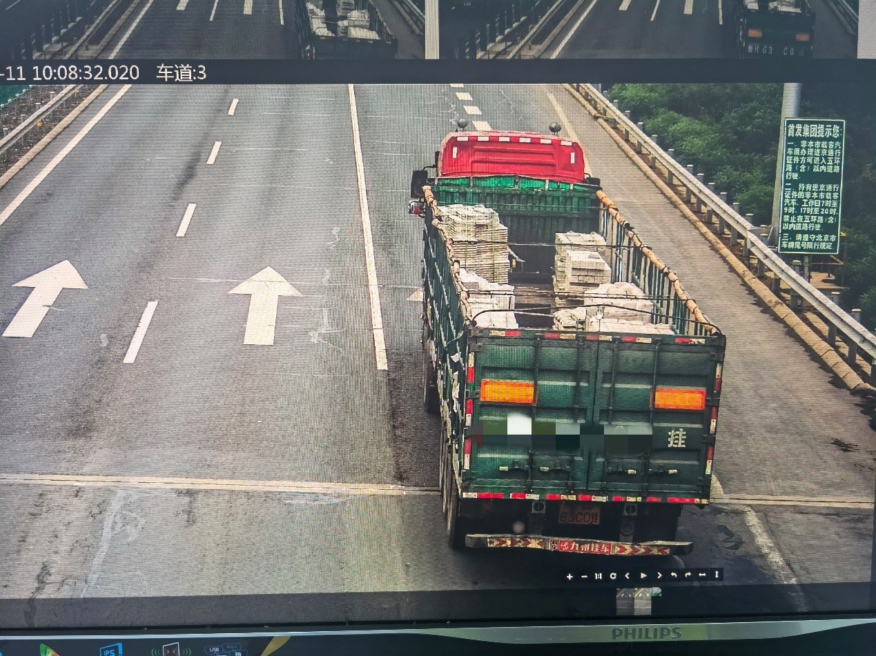 北京四环主路上大货车散落石块，后面九车遭殃，警方当日破案休闲区蓝鸢梦想 - Www.slyday.coM