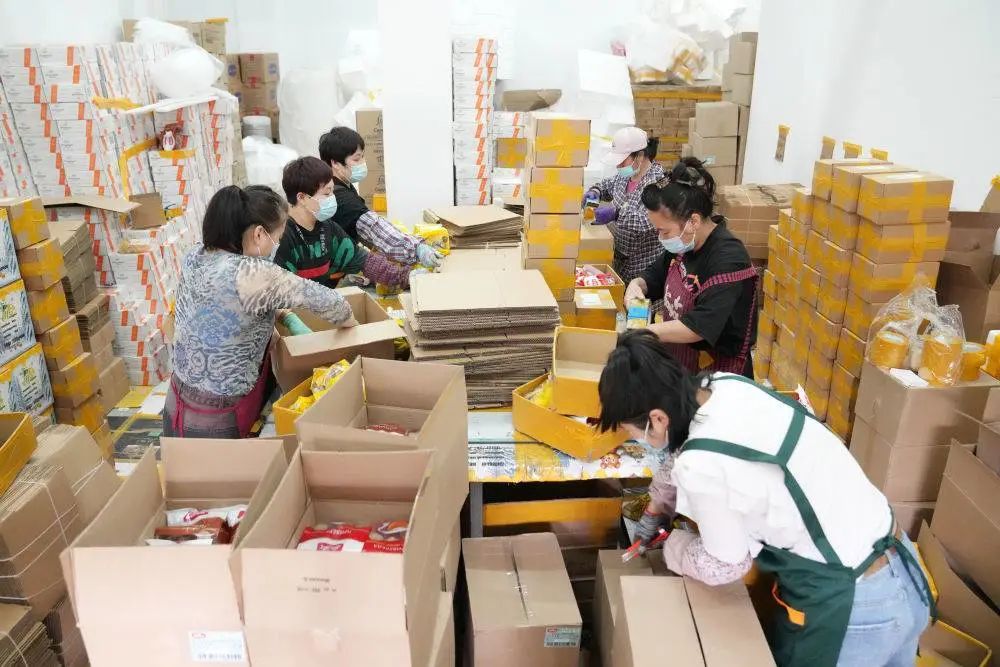 6月10日,在绥芬河跨境电商创客孵化基地,电商工作人员在打包商品
