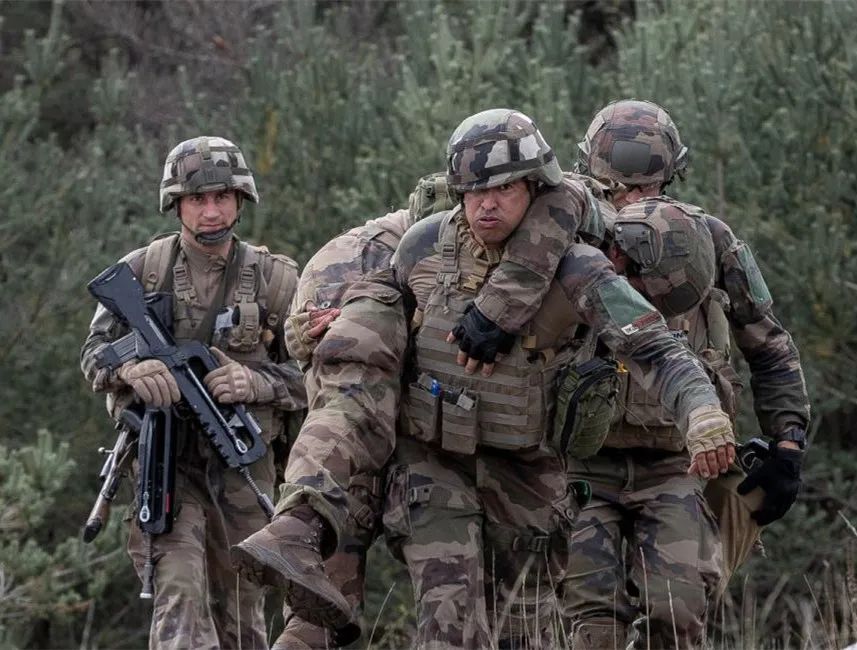 嘎子要花8亿拍战争片，自称一套单兵装备80万人民币？看完我绷不住了休闲区蓝鸢梦想 - Www.slyday.coM