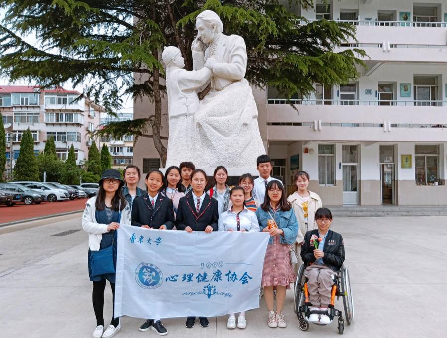 作为学校心理健康协会的骨干,她经常带领同学来到烟台市特殊教育学校