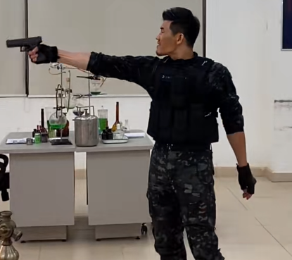 嘎子要花8亿拍战争片，自称一套单兵装备80万人民币？看完我绷不住了休闲区蓝鸢梦想 - Www.slyday.coM