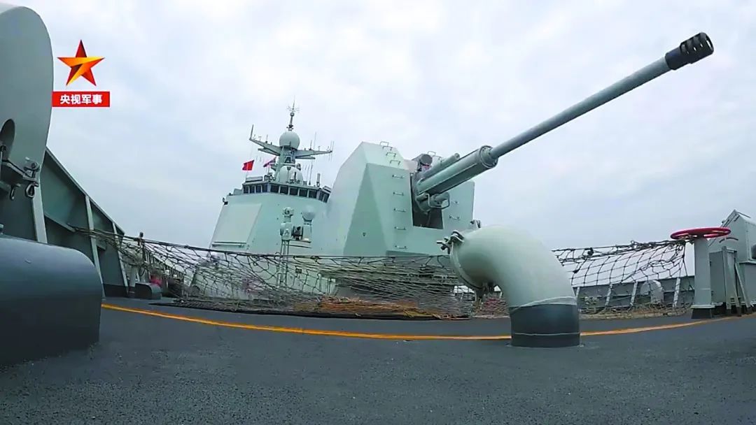 据央视军事13日报道,东部战区海军某驱逐舰支队厦门舰近日开展实弹