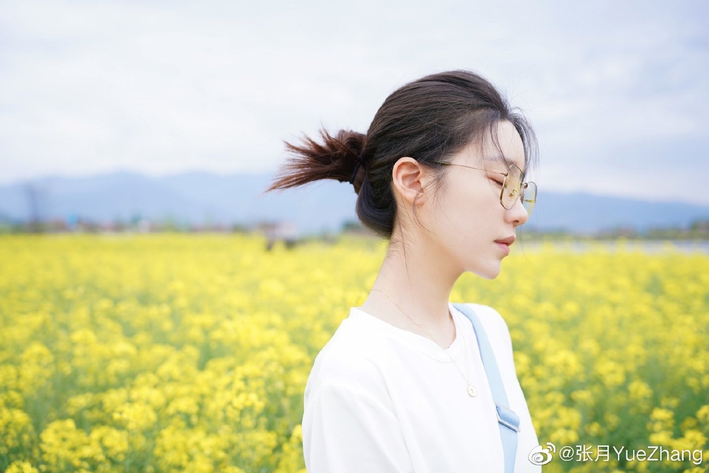 张月|油菜花里拍大片‖ 享受着勃然生机带来的闲适