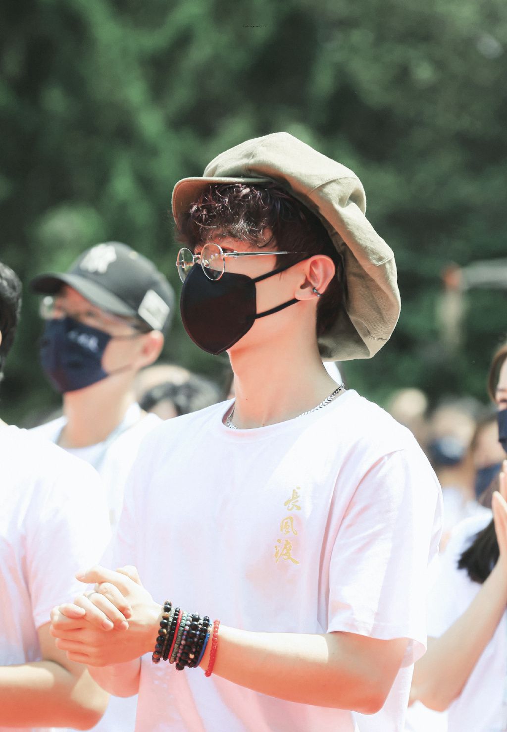 白敬亭新剧长风渡开机照帽子好像香菇时尚搭配get到了