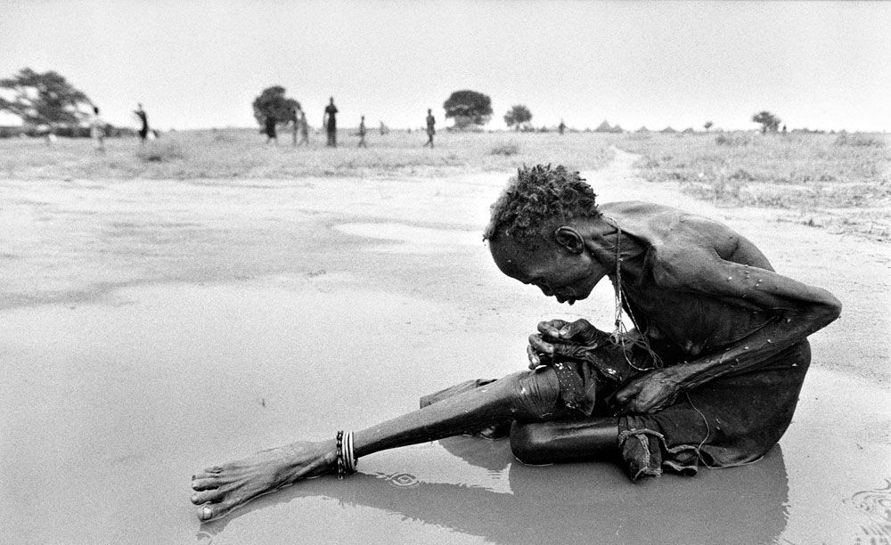 多灾多难的非洲国家苏丹骨瘦如柴的灾民