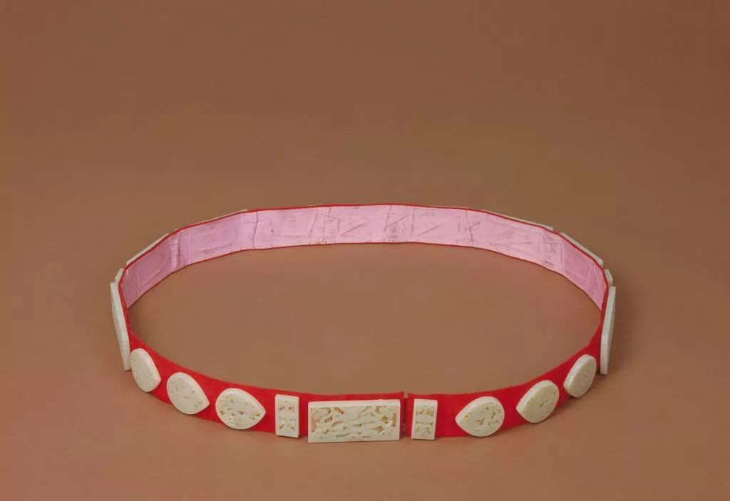 明 龙纹玉带一套北京故宫博物院馆藏明 龙纹玉带一套日期:明朝(公元