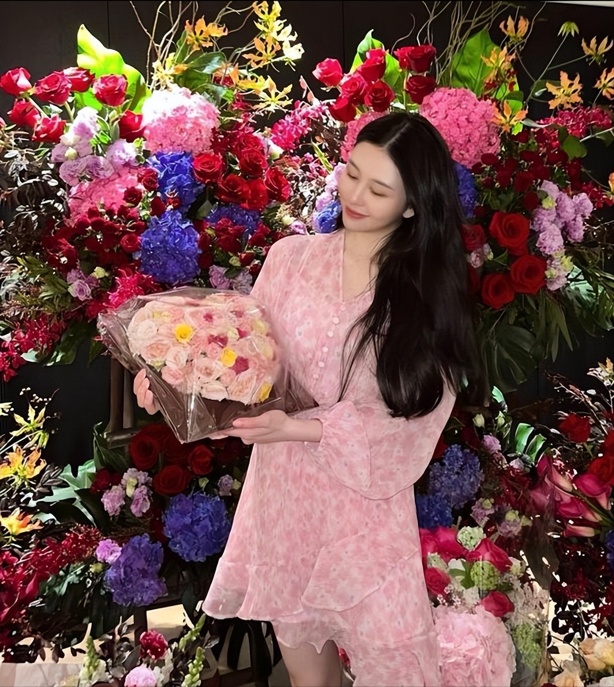 邱淑贞女儿沈月,把丝巾当抹胸上衣来穿,下搭超短裙高调招摇休闲区蓝鸢梦想 - Www.slyday.coM 邱淑贞女儿沈月,把丝巾当抹胸上衣来穿,下搭超短裙高调招摇休闲区蓝鸢梦想 - Www.slyday.coM