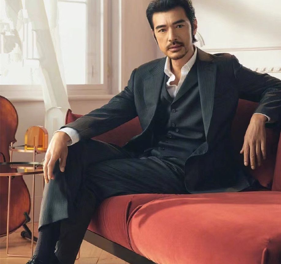 在这组写真照中,大家发现49岁的金城武不但身材保持很好,连状态也一如