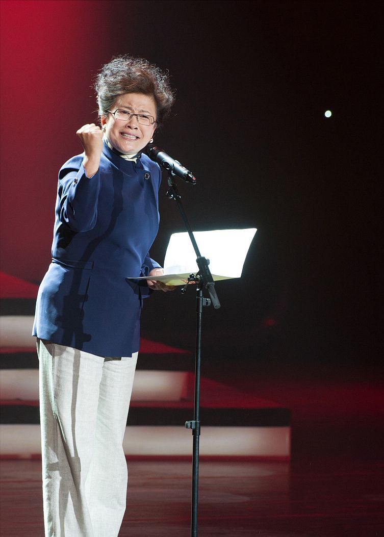 宋春丽不在乎脸上的褶子反而更注重穿衣果然是有个性的老奶奶