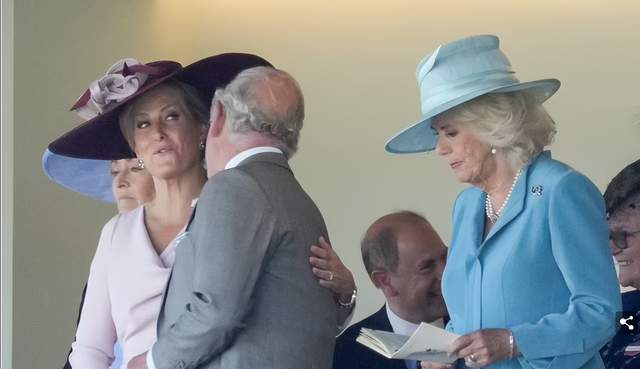 96岁英女王缺席赛马会,查尔斯王子亲吻弟媳,卡米拉表情尴尬休闲区蓝鸢梦想 - Www.slyday.coM 96岁英女王缺席赛马会,查尔斯王子亲吻弟媳,卡米拉表情尴尬休闲区蓝鸢梦想 - Www.slyday.coM