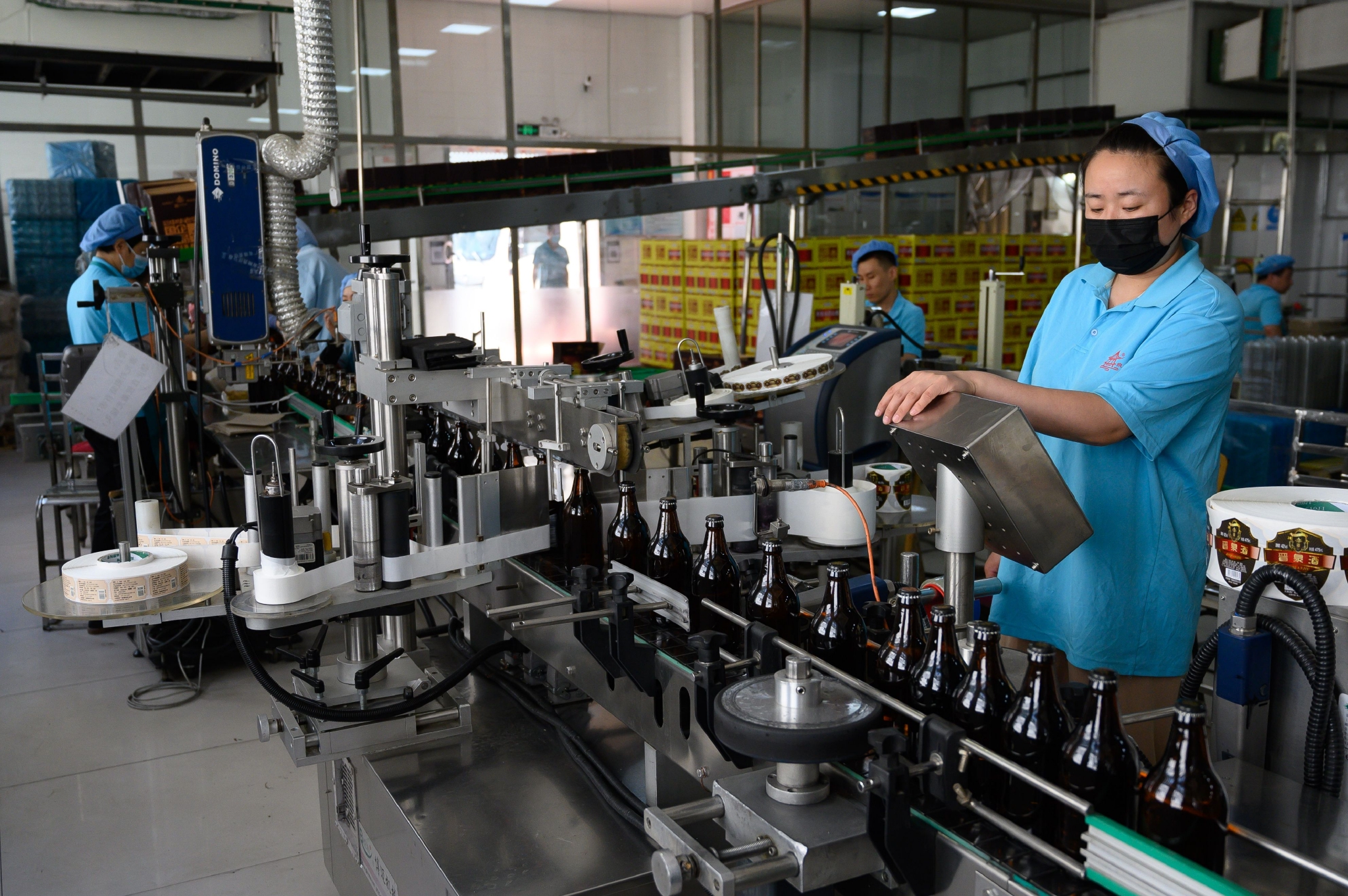 2022年6月15日,山西省太原市,太原酒厂的工人在流水线上作业.